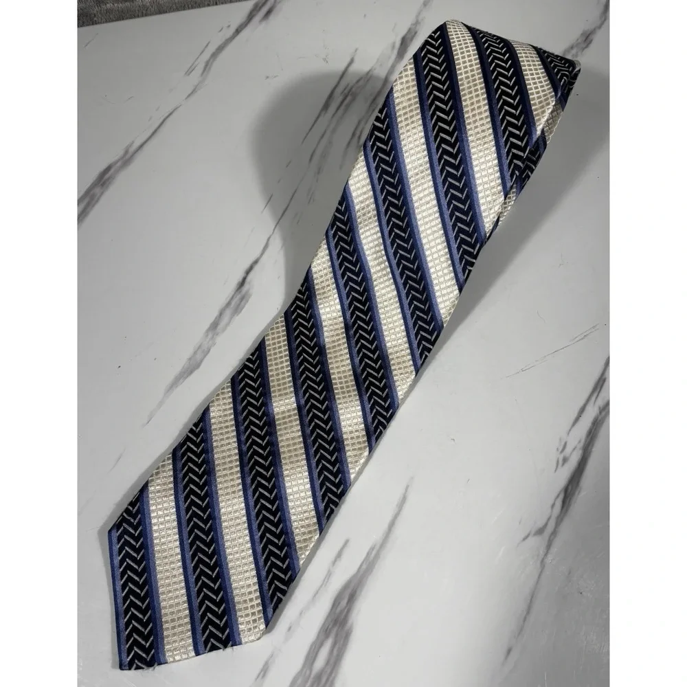 Faconnable 100% Silk Neck Tie‎ Hand Made In Italy herringbone striped texture